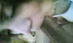 Vesi vanha alaston nainen aurinkolaseissa
