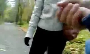 Sormeni nuorta pillua painautuivat kämmeneen ja alkoivat vapista.