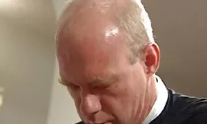 Hän alkoi vanhan naisen pillu hieroa takapuoltaan tämän miehen edessä.