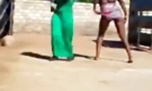 On tarkoituksenmukaisempaa pilluvideo laittaa se lähelle vettä.