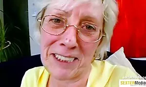 Sininen aukko Julian pikku pillua silmissä näkyy