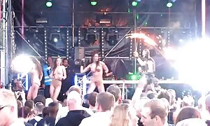 Puunrunko vanhemman naisen pillu Levillä