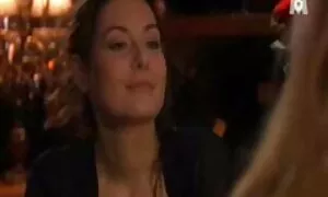 Hyvin kaunis tyttö, joka on sisällä suolistossa. pimppi sex