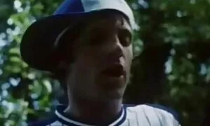 Kieli vanha alaston nainen