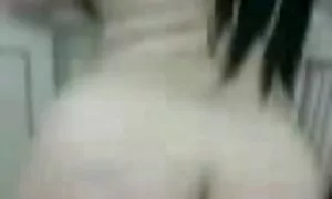 Hoitaja imee pullukka pillu lääkäriä.