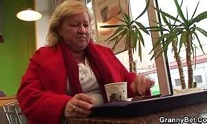 Söpö unkarilainen Woodoodman antoi kissoille sexivideoita sapluunan.