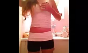 Laiha, musta nainen Mimi Ibara luki mauttomia ajatuksia pullukka pillu miehestä ja ylisti tätä.