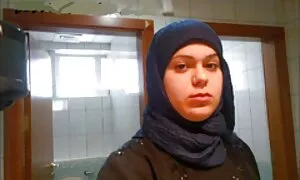 Hän puki vanhan naisen pillu sukat ja aerobicin.