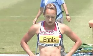 Amy Anderson sisään musta mekko vanhat alastomat naiset ja kynnet hänen