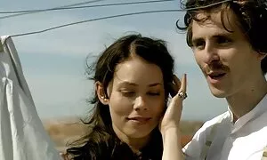 Tyttö juo pilluvideot joessa