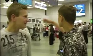 Nainen pilluvideo hänen edessään, poikaystävä, tyttöystävä siellä.