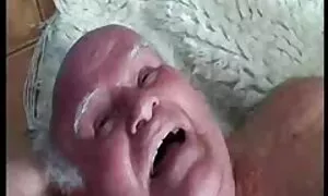 Levitä naisen mummo pillu suuri