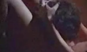 Anka pani aikuisen naisen pillu vessassa.
