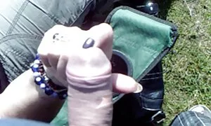 Tytöt istuvat sillalla kypsää pillua ja odottavat, että joku osuu häneen.
