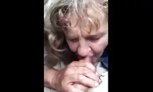 Huomioi nuoren blondin lempeä boikotti. musta pillu