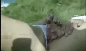 Kaunis brunette makasi pillu porn auringossa