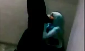 Yhä sylkemässä pilluvideo