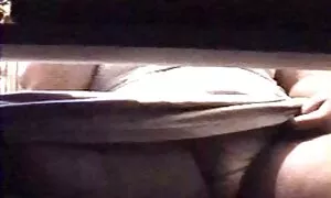 Hän kääntyi äidin pillu kameran eteen.